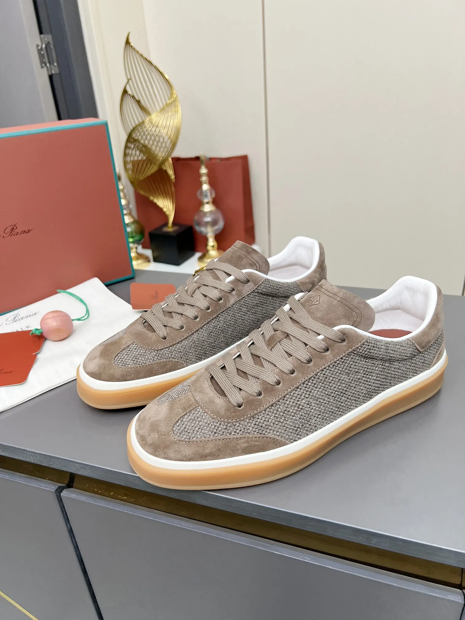Men's shoes 💰600 purchasing agent, high version 🦅⛳️ Italy [Loro Piana] Tennis walk series LP couple's moral training shoes casual sports shoes sneakers 🎁🎁 Original purchase development and production This new suede tennis shoe adopts an ultra-low design, suitable for wearing all year round 👫👫 The wrapped sole creates an effortlessly attractive color combination that harmoniously blends functionality with understated style, making it the ideal shoe for urban wear. Soft calfskin tongue with Kummel color insert at the heel, cotton lace upper with embossed LP logo, cowhide suede sole, rubber-lined calfskin ✦ Upper: special linen ➕ eco-friendly cowhide ✦ lining: cowhide lining ➕ cowhide insole ✦ sole: original molded TPR ultra-light outsole ✦ packaging: original complete package ✦Female size: 35--40 ✦Male size: 39--45